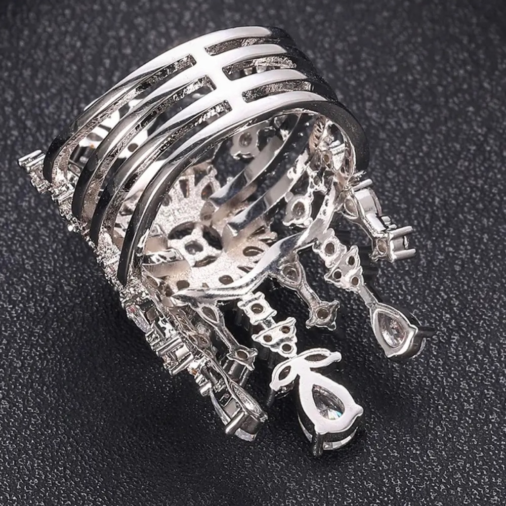 GORGEOUS Diamond & Platinum Crown Ring - Picture 6 of 9